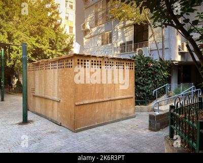 Hölzerne Sukkah in einem Hof eines Wohnhauses in der israelischen Stadt während des jüdischen Feiertags Sukkot Stockfoto