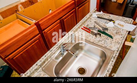 Neues Spülbecken mit Ablagefläche und Werkzeug von oben Stockfoto