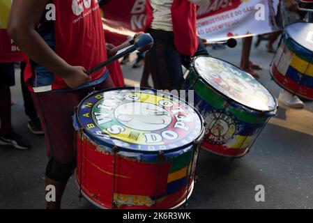 Salvador, Bahia, Brasilien - 09. April 2022: Brasilianische Musiker protestieren gegen den rechtsextremen Präsidentschaftskandidaten Jair Bolsonaro. Sie spielen Percussion Stockfoto
