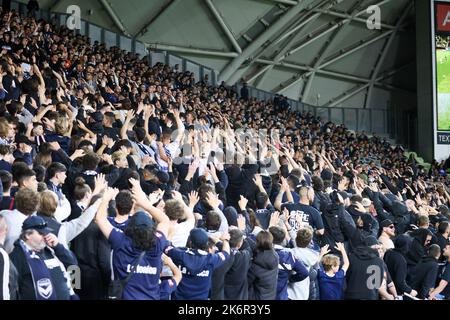 Melbourne, Victoria, Australien. 15. Oktober 2022. MELBOURNE, AUSTRALIEN - 15. OKTOBER: Victory-Fans bei Melbourne Victory spielen Western Sydney Wanderers in Runde zwei der Isuze UTE A-League-Saison 2022-2023 im AAMI Park am 15.. Oktober 2022 (Bildquelle: © Chris Putnam/ZUMA Press Wire) Stockfoto