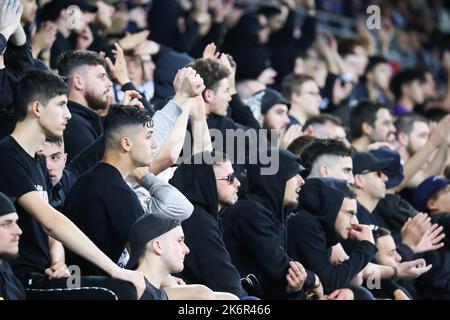 Melbourne, Victoria, Australien. 15. Oktober 2022. MELBOURNE, AUSTRALIEN - 15. OKTOBER: Victory-Fans bei Melbourne Victory spielen Western Sydney Wanderers in Runde zwei der Isuze UTE A-League-Saison 2022-2023 im AAMI Park am 15.. Oktober 2022 (Bildquelle: © Chris Putnam/ZUMA Press Wire) Stockfoto