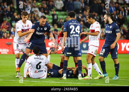 Melbourne, Victoria, Australien. 15. Oktober 2022. MELBOURNE, AUSTRALIEN - 15. OKTOBER: Die Spieler kämpfen in der zweiten Runde der Isuze UTE A-League-Saison 2022-2023 im AAMI Park am 15.. Oktober 2022, als Melbourne Victory Western Sydney Wanderers spielt (Bildquelle: © Chris Putnam/ZUMA Press Wire) Stockfoto