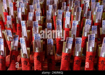 George Town, Malaysia - Oktober 2022: Opfer im Tempel der Göttin der Barmherzigkeit Penang, einem der ältesten chinesischen Tempel in Penang Stockfoto