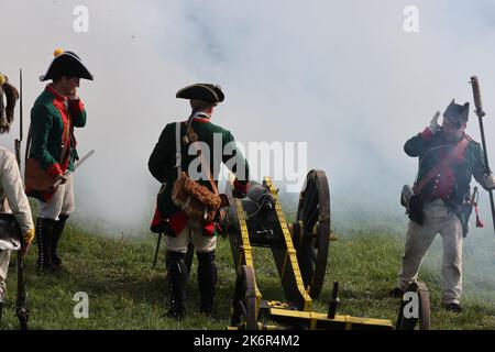 07. Oktober 2022, Thüringen, Cospeda: Auf dem historischen Schlachtfeld von 1806 in der Nähe von Cospeda spielen Künstler in historischen Uniformen eine Veranstaltung zum 216.. Jahrestag der preußisch-französischen Schlacht von Jena. Mehrere hundert Teilnehmer, darunter auch einige aus den Vereinigten Staaten, nehmen Teil an der Doppelschlacht von Jena und Auerstedt. Bei der Schlacht hatten französische Truppen unter Napoleon Bonaparte die preußisch-sächsische Armee am 14. Oktober 1806 niedergeschlagen. Foto: Bodo Schackow/dpa Stockfoto