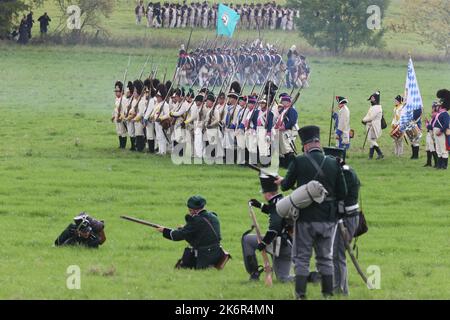 07. Oktober 2022, Thüringen, Cospeda: Auf dem historischen Schlachtfeld von 1806 in der Nähe von Cospeda spielen Künstler in historischen Uniformen eine Veranstaltung zum 216.. Jahrestag der preußisch-französischen Schlacht von Jena. Mehrere hundert Teilnehmer, darunter auch einige aus den Vereinigten Staaten, nehmen Teil an der Doppelschlacht von Jena und Auerstedt. Bei der Schlacht hatten französische Truppen unter Napoleon Bonaparte die preußisch-sächsische Armee am 14. Oktober 1806 niedergeschlagen. Foto: Bodo Schackow/dpa Stockfoto