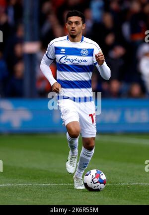 Andre Dozzell von Queens Park Rangers während des Sky Bet Championship-Spiels in der Kenilworth Road, Luton, in Aktion. Bilddatum: Samstag, 15. Oktober 2022. Stockfoto