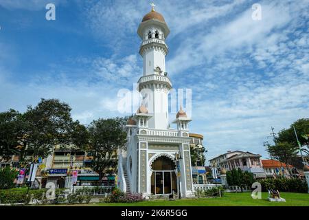 George Town, Malaysia - 2022. Oktober: Blick auf die Kapitan-Keling-Moschee in George Town am 12. Oktober 2022 in Penang, Malaysia. Stockfoto