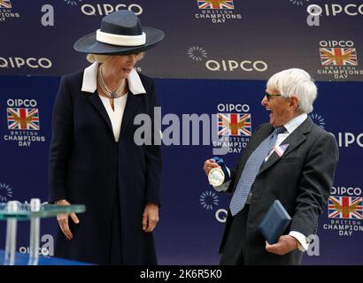 Die Queen Consort mit dem ehemaligen Jockey Willie Carson während des QIPCO British Champions Day auf der Ascot Racecourse, in der Grafschaft von Bekshire. Bilddatum: Samstag, 15. Oktober 2022. Stockfoto