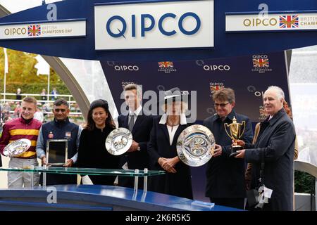 Der Queen Consort überreicht die Trophäe den siegreichen Verbindungen von Bayside Boy und Jockey Tom Marquand nach dem QIPCO British Champions Day auf der Ascot Racecourse, Bekshire. Bilddatum: Samstag, 15. Oktober 2022. Stockfoto