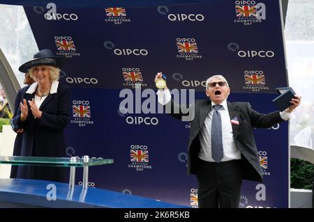 Die Queen Consort mit dem ehemaligen Jockey Willie Carson während des QIPCO British Champions Day auf der Ascot Racecourse, in der Grafschaft von Bekshire. Bilddatum: Samstag, 15. Oktober 2022. Stockfoto