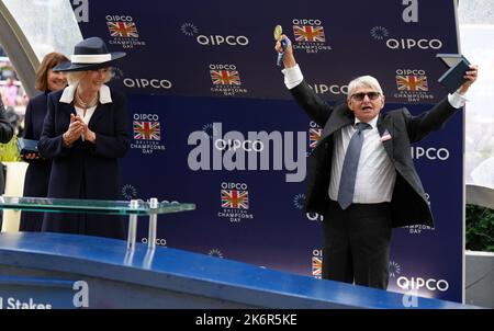 Die Queen Consort mit dem ehemaligen Jockey Willie Carson während des QIPCO British Champions Day auf der Ascot Racecourse, in der Grafschaft von Bekshire. Bilddatum: Samstag, 15. Oktober 2022. Stockfoto