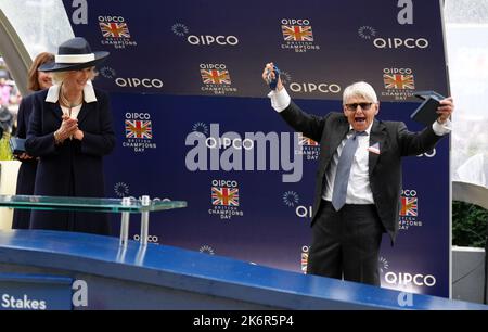 Die Queen Consort mit dem ehemaligen Jockey Willie Carson während des QIPCO British Champions Day auf der Ascot Racecourse, in der Grafschaft von Bekshire. Bilddatum: Samstag, 15. Oktober 2022. Stockfoto