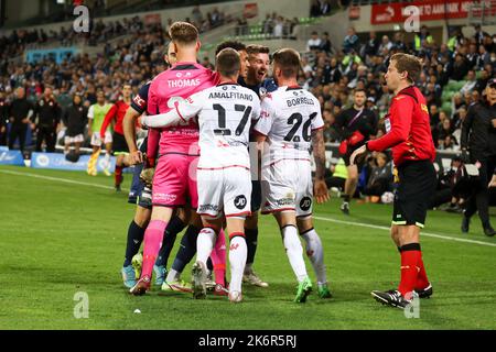 Melbourne, Victoria, Australien. 15. Oktober 2022. MELBOURNE, AUSTRALIEN - 15. OKTOBER: Die Spieler kämpfen in der zweiten Runde der Isuze UTE A-League-Saison 2022-2023 im AAMI Park am 15.. Oktober 2022, als Melbourne Victory Western Sydney Wanderers spielt (Bildquelle: © Chris Putnam/ZUMA Press Wire) Stockfoto