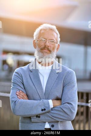 Selbstbewusst reifen älteren Geschäftsmann im Freien vertikalen Porträt. Stockfoto