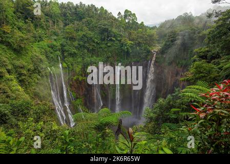 Der Tumpak Sewu oder Coban Sewu ist ein stufenweise gestaffelter Wasserfall in Ost-Java-Indonesien Stockfoto