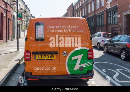 Die Rückseite eines Zipcar selbstfahrenden VW Transporters Zipvan in South London geparkt. Stockfoto