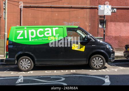 Ein zipcar Selbstfahrer VW Transporter Zipvan im Süden Londons geparkt. Stockfoto