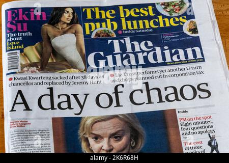 15. Oktober 2022 die Überschrift in Guardian liest einen Tag des Chaos, nachdem Liz Truss Kwasi Kwarteng als Schatzkanzler entlässt hatte. Stockfoto