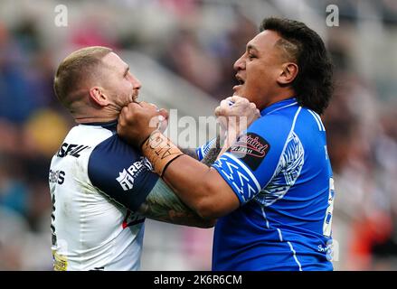 Die Stimmung zwischen dem englischen Sam Tomkins (links) und dem samoaischen Josh Papali'i während des Rugby-League-Weltcup-Spiels Der Gruppe A im St. James' Park, Newcastle upon Tyne. Bilddatum: Samstag, 15. Oktober 2022. Stockfoto