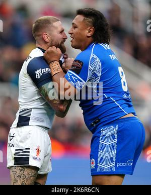 Die Stimmung zwischen dem englischen Sam Tomkins (links) und dem samoaischen Josh Papali'i während des Rugby-League-Weltcup-Spiels Der Gruppe A im St. James' Park, Newcastle upon Tyne. Bilddatum: Samstag, 15. Oktober 2022. Stockfoto