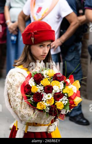Blumenmädchen des Valdimontone Contrada bei der Cero Votivo Prozession im Palio di Siena in der Toskana, Italien Stockfoto