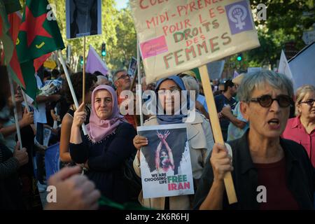 Zwei verschleierte Demonstranten mit der kurdischen Flagge und einem „Wir wählen das Leben. Freies iranisches Zeichen. Am 15. Oktober 2022 fand in Toulouse (Frankreich) eine Kundgebung zur Unterstützung iranischer und kurdischer Frauen statt. Im Iran schwächt sich die Volksbewegung "Frau, Leben, Freiheit", die sich seit mehreren Wochen gegen das Mullahs-Regime erhebt, nicht ab. Der Tod der jungen Mahsa Amini, der während ihrer Festnahme geschah, weil sie einen Schleier trug, der nicht dem islamischen Gesetz entspricht, löste Proteste im Land aus, die stark unterdrückt wurden. Foto von Patrick Batard/ABACAPRESS.COM Stockfoto