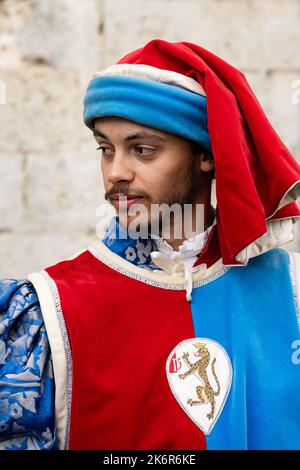 Siena, Toskana, Italien - 15 2022. August: Panther oder Pantera Contrada Fahnenträger im historischen Renaissancekostüm im Palio di Siena Stockfoto