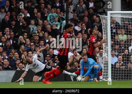 Craven Cottage, Fulham, London, Großbritannien. 15. Oktober 2022. Premier League Football, Fulham gegen Bournemouth; Torwart Bernd Leno von Fulham sammelt den Ball Kredit: Action Plus Sports/Alamy Live News Stockfoto