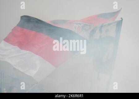 Frankfurt, Hessen, Deutschland. 15. Oktober 2022. Bayer Leverkusen überrollt am 15. Oktober 2022 die Flaggen, nachdem er beim Bundesligaspiel Eintracht Frankfurt gegen Bayer Leverkusen im Deutsche Bank Park in Frankfurt am Main Fahnenflut ausgelöst hatte. (Bild: © Kai Dambach/ZUMA Press Wire) Bild: ZUMA Press, Inc./Alamy Live News Stockfoto