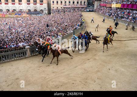 Siena, Toskana, Italien - 17 2022. August: Palio di Siena Pferderennen Start an der Mossa auf der Piazza del Campo. Stockfoto