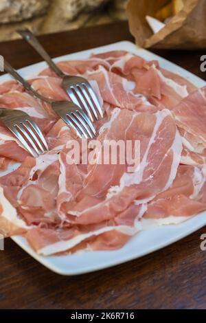 Prosciutto di San Daniele Crude Italienischer Schinken auf einem Teller aus Friaul, Italien Stockfoto