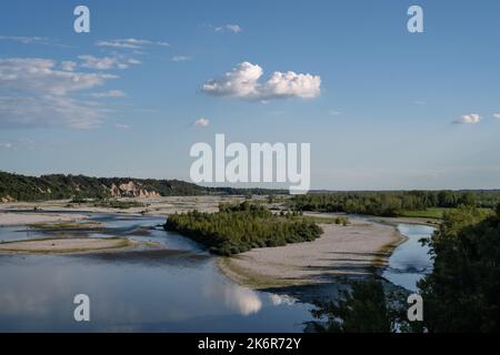 Tal des Flusses Tagliamento in Friuli, Italien bei Pinzano im Sommer Stockfoto