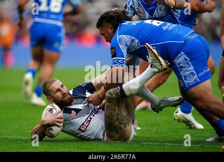 Der englische Sam Tomkins (links) wird von Samoas Josh Papali'i während des Rugby-League-Weltcup-Spiels der Gruppe A im St. James' Park, Newcastle upon Tyne, angegangen. Bilddatum: Samstag, 15. Oktober 2022. Stockfoto