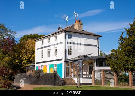 Chalkwell Hall in Chalkwell Park, Westcliff on Sea, Southend on Sea, Essex, Großbritannien. Georgianisches Gebäude, das von Metal Southend als Kunst- und Kulturzentrum genutzt wird Stockfoto
