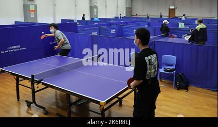 Menschen spielen Tischtennis im Siu Sai Wan Sports Center. Acht von der Abteilung für Freizeit- und Kulturdienste (LCSD) verwaltete Sportzentren werden ab dem 13. Mai (Freitag) sukzessive wieder für die Öffentlichkeit zugänglich gemacht. 13MAY22 SCMP/Yik Yeung-man Stockfoto