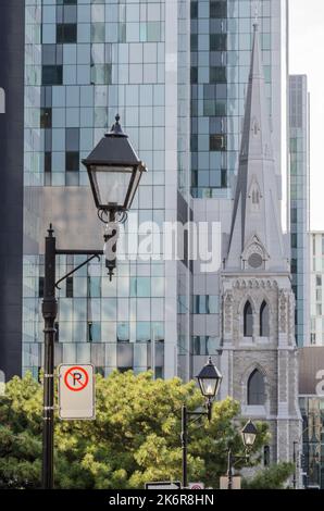 Die Gegenüberstellung von Alt und Neu im Centre Hospitalier de l'Universite de Montreal in Montreal, Quebec, Kanada Stockfoto