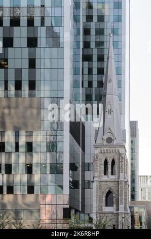 Die Gegenüberstellung von Alt und Neu im Centre Hospitalier de l'Universite de Montreal in Montreal, Quebec, Kanada Stockfoto