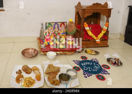 Traditionelle Einrichtung von diwali pooja von laxmi, Sarswati und ganesh bei Anlässen von laxmi poojan oder dhan teras Stockfoto