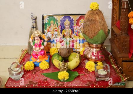 Traditionelle Einrichtung von diwali pooja von laxmi, Sarswati und ganesh bei Anlässen von laxmi poojan oder dhan teras Stockfoto