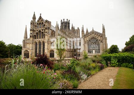 Ely Cathedral, die Kathedrale der Heiligen und ungeteilten Dreifaltigkeit, ist eine anglikanische Kathedrale in der Stadt Ely, Cambridgeshire, England. Stockfoto