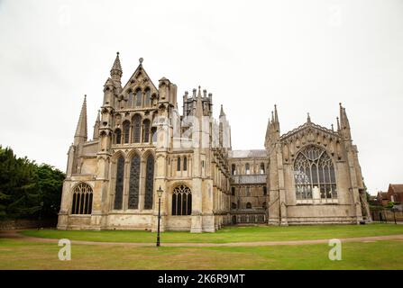 Ely Cathedral, die Kathedrale der Heiligen und ungeteilten Dreifaltigkeit, ist eine anglikanische Kathedrale in der Stadt Ely, Cambridgeshire, England. Stockfoto