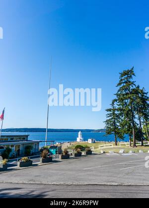 Der Leuchtturm in der Nähe des Wassers bei Brown's Point, Washington. Stockfoto