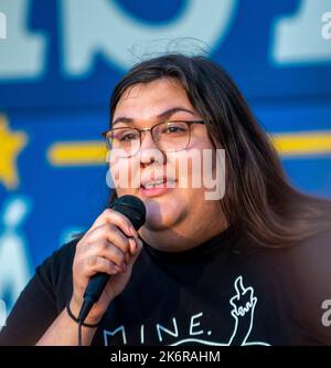 Orlando, Florida, USA. 14. Oktober 2022. Orlando, Florida, Freitag, 14. Oktober 2022: Abtreibungsrechtsaktivistin Olivia Juliana spricht bei einer Wahlkundgebung in Orlando, FL, bei der der Kandidat der Demokratischen Gouverneurs Charlie Crist dabei ist. (Bild: © Dominic Gwinn/ZUMA Press Wire) Stockfoto