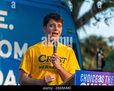 Orlando, Florida, USA. 14. Oktober 2022. Orlando, Florida, Freitag, 14. Oktober 2022: Der politische Aktivist Jack Petocz von Gen Z for Change spricht während einer Wahlkundgebung für den Kandidaten des demokratischen Gouverneurs Charlie Crist. (Bild: © Dominic Gwinn/ZUMA Press Wire) Stockfoto