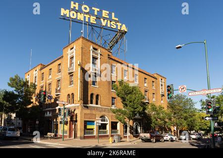FLAGSTAFF, ARIZONA - 1. SEPTEMBER 2022: Das historische Hotel Monte Vista, erbaut 1927, in der Innenstadt von Flagstaff, AZ Stockfoto