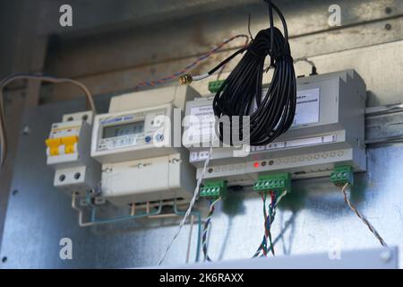 Automatisiertes Stromversorgungs- und Verteilungssystem. Elektrokästen mit Hochspannungsausrüstung. Das System der Stromversorgung über die Haupt- und Backup-Kanäle. Hochwertige Fotos Stockfoto