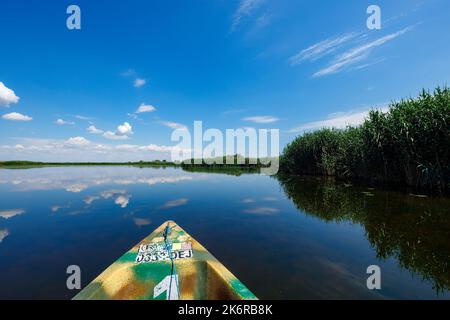 Wolkenspiegelung im Donaudelta Stockfoto