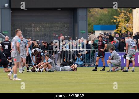 London, Großbritannien. 15. Oktober 2022. Bath-Spieler waren nach dem Verlust von 37-31 gegen saracens während des Spiels der Gallagher Premiership Saracens gegen Bath Rugby im StoneX Stadium, London, Großbritannien, 15.. Oktober 2022 (Foto von Richard Washbrooke/Nachrichtenbilder) in London, Großbritannien am 10/15/2022, niedergeschlagen. (Foto von Richard Washbrooke/News Images/Sipa USA) Quelle: SIPA USA/Alamy Live News Stockfoto