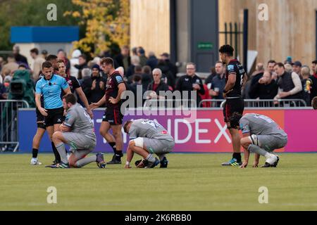 London, Großbritannien. 15. Oktober 2022. Bath-Spieler waren nach dem Verlust von 37-31 gegen saracens während des Spiels der Gallagher Premiership Saracens gegen Bath Rugby im StoneX Stadium, London, Großbritannien, 15.. Oktober 2022 (Foto von Richard Washbrooke/Nachrichtenbilder) in London, Großbritannien am 10/15/2022, niedergeschlagen. (Foto von Richard Washbrooke/News Images/Sipa USA) Quelle: SIPA USA/Alamy Live News Stockfoto