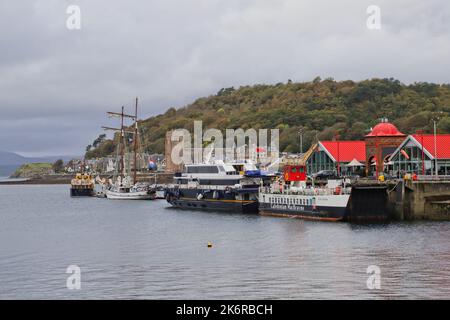 MV Lord of the Glens und Calmac Fähre Loch Striven am Nordpier Oban Harbour Argyll Schottland Oktober 2022 Stockfoto